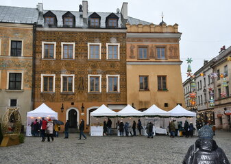 namioty wystawiennicze na starym Mieście w Lublinie podczas Jarmarku Bozonarodzeniowego