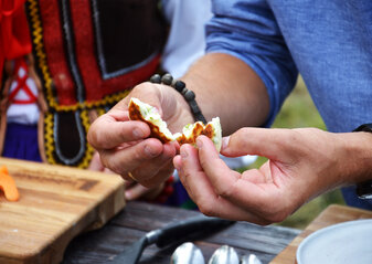 zdjęcie przedstawia dłonie Karola Okrasy z przygotowanymi racuszkami