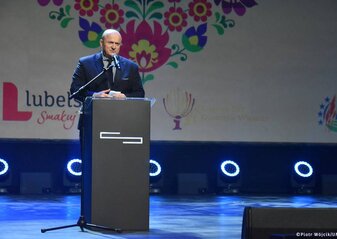 Marszałek Jarosław Stawiarski przemawiający podczas Gali finałowej konkursu Kobieta Gospodarna Wyjątkowa