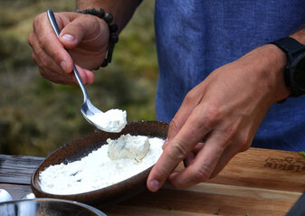 zdjęcie przedstawia dłonie Karola Okrasy przygotowującego ciasto na racuszki