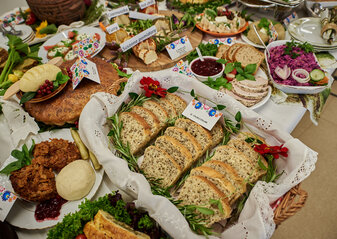 Na stole potrawy biorące udział w konkursie w kategorii „Ziołowe skarby kulinarne” pięknie udekorowane ziołami 