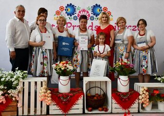 Na scenie panie z koła gospodyń wiejskich, które zajęło trzecie miejsce w półfinale konkursu Kobieta Przedsiębiorcza w powiecie łęczyńskim