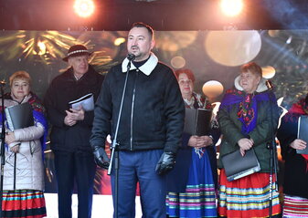 Wicemarszałek Województwa Lubelskiego Marek Wojciechowski na scenie otwiera drugi dzień Jarmarku