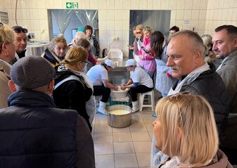 Grupa uczestników wyjazdu studyjnego do województwa podkarpackiego bierze udział w wytwarzaniu sera z koziego mleka w Rodzinnym Gospodarstwie FIGA