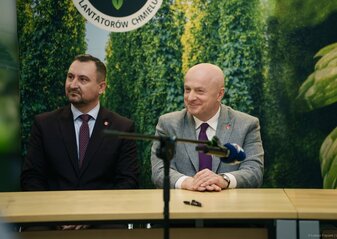 Za stołem siedzi marszałek województwa lubelskiego Jarosław Stawiarski oraz wicemarszałek Marek Wojciechowski podczas konferencji na której podpisane zostało porozumienie ze Stowarzyszeniem Plantatorów Chmielu w Wilkowie