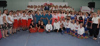 Wszystkie uczestniczki półfinału konkursu Kobieta Gospodarna Wyjątkowa w dniu 18 czerwca 2022 roku w Zamościu stojące w kilku rzędach w półokręgu. Pośród nich członek zarządu województwa lubelskiego Zdzisław Szwed, dyrektor Departamentu Rolnictwa i Rozwoju Obszarów Wiejskich Ewa Szałachwiej.