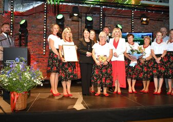 Na scenie stoją panie z koła gospodyń wiejskich, które są laureatkami konkursu