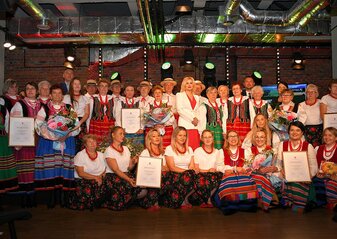Na scenie stoją panie z koła gospodyń wiejskich, które są laureatkami konkursu