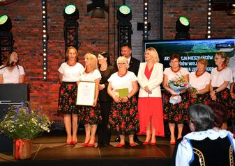 Na scenie stoją panie z koła gospodyń wiejskich, które są laureatkami konkursu