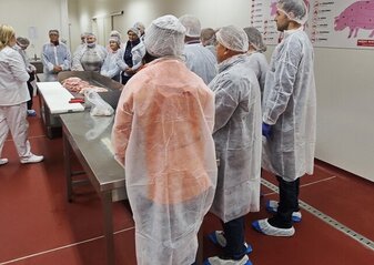 Uczestnicy wyjazdu studyjnego pod nazwą „Gospodarstwa ekologiczne” na Podlasie uczestniczą w warsztatach rozbioru mięsa na linii technologicznej w Podlaskim Ośrodku Doradztwa Rolniczego