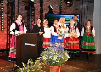 Na scenie stoją panie z koła gospodyń wiejskich, które są laureatkami konkursu