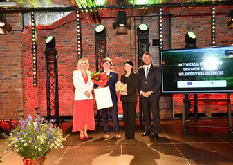 Na scenie zwycięzca konkursu Agroliga w towarzystwie Marka Wojciechowskiego, Wicemarszałka Województwa Lubelskiego, Anny Kusiak, Radnej Sejmiku Województwa Lubelskiego i Ewy Szałachwiej, Dyrektor Departamentu Rolnictwa i Rozwoju Obszarów Wiejskich Urzędu Marszałkowskiego
