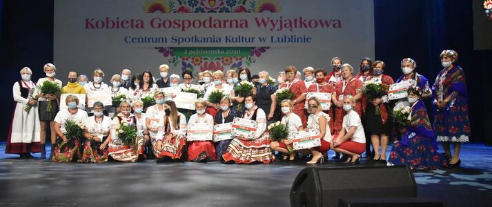 Grupowe zdjęcie laureatek finału konkursu Kobieta Gospodarna Wyjątkowa