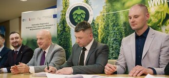 Za stołem siedzi czterech mężczyzn. Wśród nich jest marszałek województwa lubelskiego Jarosław Stawiarski oraz wicemarszałek Marek Wojciechowski oraz dwóch przedstawicieli Stowarzyszenia Polskich Plantatorów Chmielu w Wilkowie