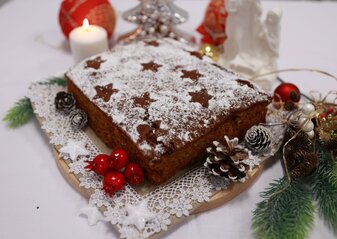 Ciasto Miodowo-cukiniowa harmonia, ozdobione dekoracjami bożonarodzeniowymi