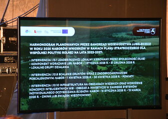 Grafika informująca o planowanych naborach wniosków w roku 2026 w ramach Planu Strategicznego dla Wspólnej Polityki Rolnej na lata 2023 – 2027 przez samorząd województwa lubelskiego. Wymienione są interwencje: interwencja 1.13.1 Leader / Rozwój lokalny kierowany przez społeczność, komponent wdrażania Lokalnych Strategii Rozwoju: nabór – 1 stycznia 2026 roku – 31 grudnia 2026 roku, lokalne grupy działania, interwencja 1.10.8 scalanie gruntów wraz z zagospodarowaniem poscaleniowym: nabór – 1 kwietnia 2026 roku – 30 kwietnia 2026 roku – powiaty, interwencja 1.10.10 infrastruktura na obszarach wiejskich oraz wdrożenie koncepcji inteligentnych wsi – obszar inwestycje w zakresie systemów indywidualnego oczyszczania ścieków: nabór – 15 stycznia 2026 roku – 13 marca 2026 roku – gmina lub związek międzygminny.