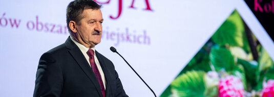 Pan Zdzisław Szwed, Członek Zarządu Województwa Lubelskiego stoi na scenie podczas Konferencji inaugurującej konkursy, które odbędą się w 2024 roku. 