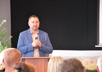 Marek Wojciechowski, wicemarszałek województwa lubelskiego stoi przy mównicy z mikrofonem 