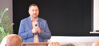 Marek Wojciechowski, wicemarszałek województwa lubelskiego stoi przy mównicy z mikrofonem 