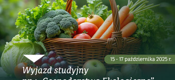 Plakat informujący o wyjeździe studyjnym na Podlasie pod nazwą Gospodarstwa ekologiczne w dniach 15-17 października 2025 roku. Jest to wiklinowy kosz z owocami i warzywami na zielonym tle