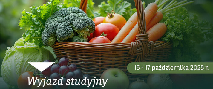 Plakat informujący o wyjeździe studyjnym na Podlasie pod nazwą Gospodarstwa ekologiczne w dniach 15-17 października 2025 roku. Jest to wiklinowy kosz z owocami i warzywami na zielonym tle