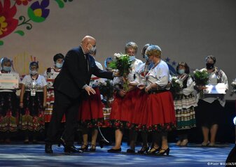 Marszałek Województwa Lubelskiego, Jarosław Stawiarski, wręcza kwiaty laureatkom konkursu