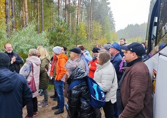 Uczestnicy wyjazdu studyjnego pod nazwą „Gospodarstwa ekologiczne” na Podlasie stoją przy autokarze przed gospodarstwem „Pod Lasem” w Koźlikach. Grupę wita właściciel gospodarstwa