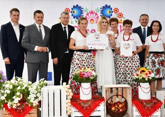 Koło Gospodyń Wiejskich w Wólce Zdunkówce, które zajęło pierwsze miejsce w miejsce w półfinale konkursu Kobieta Przedsiębiorcza stoi na scenie z Panem Zdzisławem Szwedem, Członkiem Zarządu Województwa Lubelskiego, Panią Ewą Szałachwiej, Dyrektor Departamentu Rolnictwa i Rozwoju Obszarów Wiejskich, Starostą Radzyńskim, Wicestarostą Radzyńskim i Burmistrzem Miasta Radzyń 