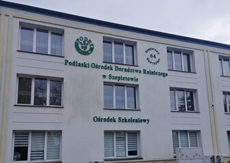 Budynek Podlaskiego Ośrodka Doradztwa Rolniczego w Szepietowie w którym znajduje się Ośrodek szkoleniowy. Budynek jest biały, dwupiętrowy, napisy są w kolorze zielonym