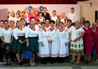 Duża grupa osób stoi przed sceną. Są to uczestnicy półfinału konkursu "Kobieta Przedsiębiorcza". Uczestnicy ubrani są w regionalne stroje ludowe. Wśród osób na scenie jest Pan Zdzisław Szwed, Członek Zarządu Województwa Lubelskiego, Pani Ewa Szałachwiej, dyrektor Departamentu Rolnictwa i Rozwoju obszarów Wiejskich