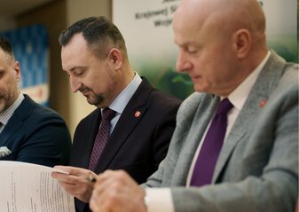 Za stołem siedzi marszałek województwa lubelskiego Jarosław Stawiarski oraz wicemarszałek Marek Wojciechowski podczas konferencji na której podpisane zostało porozumienie ze Stowarzyszeniem Plantatorów Chmielu w Wilkowie