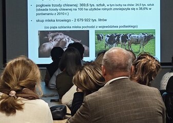 Uczestnicy wizyty studyjnej na Podlasie oglądają prezentację z Ośrodku Doradztwa Rolniczego w Szepietowie