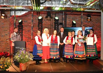 Na scenie stoją panie z koła gospodyń wiejskich, które są laureatkami konkursu