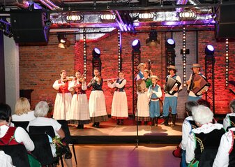 Na scenie śpiewa i Tańczy zespół ludowy "Leszczyniacy"