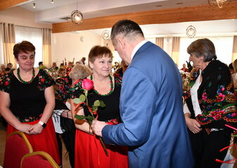 Pan Zdzisław Szwed, Członek Zarządu Województwa Lubelskiego wręcza różę kobiecie z Koła Gospodyń Wiejskich podczas konkursu 