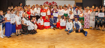 Wszystkie laureatki półfinału konkursu kobieta gospodarna wyjątkowa z powiatów lubelskiego i opolskiego Niektóre z pań trzymają w ręku symboliczne czeki z kategoriami oraz kwotami nagród.