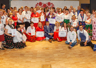 Wszystkie laureatki półfinału konkursu kobieta gospodarna wyjątkowa z powiatów lubelskiego i opolskiego Niektóre z pań trzymają w ręku symboliczne czeki z kategoriami oraz kwotami nagród.