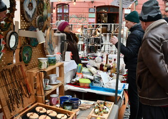 Stoisko wystawiennicze z biżuterią na Jarmarku Bożonarodzeniowym