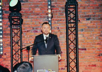 Marek Wojciechowski, Wicemarszałek Województwa Lubelskiego stoi za mównicą na scenie 