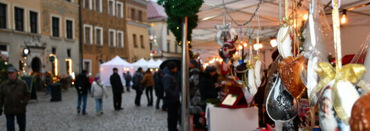 Stoiska z ozdobami świątecznymi na Starym Mieście w Lublinie