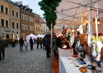 Stoiska z ozdobami świątecznymi na Starym Mieście w Lublinie