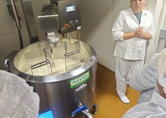 Uczestnicy wyjazdu studyjnego pod nazwą „Gospodarstwa ekologiczne” na Podlasie uczestniczą w warsztatach produkcji sera linii technologicznej przetwarzania mleka w Podlaskim Ośrodku Doradztwa Rolniczego