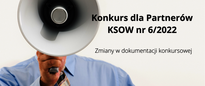 zdjęcie przedstawia mężczyznę w krawacie stojącego przodem i trzymającego głośnik na wysokości twarzy. po lewej napis Uwaga z trzema wykrzyknikami. Poniżej Konkurs dla Partnerów KSOW nr 6/2022, w trzecie linijce zmiany w dokumentacji konkursowej.