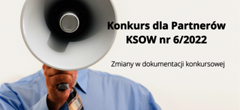 zdjęcie przedstawia mężczyznę w krawacie stojącego przodem i trzymającego głośnik na wysokości twarzy. po lewej napis Uwaga z trzema wykrzyknikami. Poniżej Konkurs dla Partnerów KSOW nr 6/2022, w trzecie linijce zmiany w dokumentacji konkursowej.