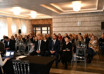 Uczestnicy konferencji słuchają prelegentów omwiajacych zagadnienia konferencji