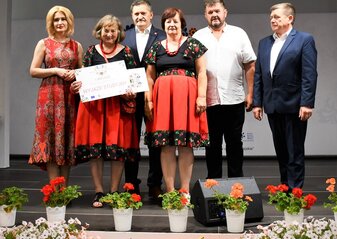 Na scenie stoja zwyciężczynie półfinału konkursu Kobieta Przedsiębiorcza z powiatu chełmskiego. Wygraną jest wyjazd studyjny.