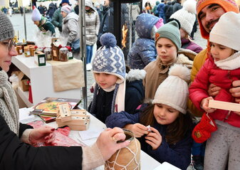 Pani na stoisku prowadzi konkurs dla dzieci