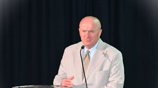 Jarosław Stawiarski, marszałek województwa lubelskiego stoi przy mównicy podczas spotkania informacyjnego dotyczącego scalania gruntów