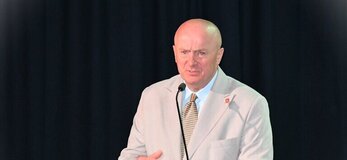 Jarosław Stawiarski, marszałek województwa lubelskiego stoi przy mównicy podczas spotkania informacyjnego dotyczącego scalania gruntów