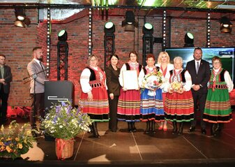 Na scenie stoją panie z koła gospodyń wiejskich, które są laureatkami konkursu